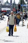 Amsterdam 6 juli 2023
Hugo Metsers heeft boodschappen gedaan en loopt terug naar zijn huis in Amsterdam zuid.
