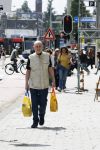 Amsterdam 6 juli 2023
Hugo Metsers heeft boodschappen gedaan en loopt terug naar zijn huis in Amsterdam zuid.