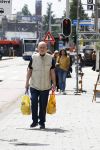 Amsterdam 6 juli 2023
Hugo Metsers heeft boodschappen gedaan en loopt terug naar zijn huis in Amsterdam zuid.