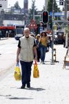 Amsterdam 6 juli 2023
Hugo Metsers heeft boodschappen gedaan en loopt terug naar zijn huis in Amsterdam zuid.
