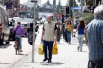 Amsterdam 6 juli 2023
Hugo Metsers heeft boodschappen gedaan en loopt terug naar zijn huis in Amsterdam zuid.