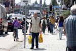 Amsterdam 6 juli 2023
Hugo Metsers heeft boodschappen gedaan en loopt terug naar zijn huis in Amsterdam zuid.