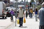 Amsterdam 6 juli 2023
Hugo Metsers heeft boodschappen gedaan en loopt terug naar zijn huis in Amsterdam zuid.