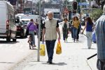 Amsterdam 6 juli 2023
Hugo Metsers heeft boodschappen gedaan en loopt terug naar zijn huis in Amsterdam zuid.