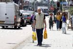 Amsterdam 6 juli 2023
Hugo Metsers heeft boodschappen gedaan en loopt terug naar zijn huis in Amsterdam zuid.