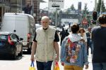 Amsterdam 6 juli 2023
Hugo Metsers heeft boodschappen gedaan en loopt terug naar zijn huis in Amsterdam zuid.