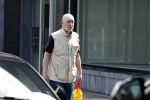Amsterdam 6 juli 2023
Hugo Metsers heeft boodschappen gedaan en loopt terug naar zijn huis in Amsterdam zuid.