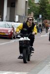 Amsterdam 24 juli 2023
Jordy Huisman van Kris Kroos Amsterdam op zijn electrische fiets