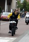 Amsterdam 24 juli 2023
Jordy Huisman van Kris Kroos Amsterdam op zijn electrische fiets