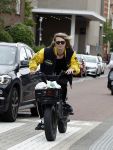 Amsterdam 24 juli 2023
Jordy Huisman van Kris Kroos Amsterdam op zijn electrische fiets