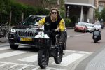 Amsterdam 24 juli 2023
Jordy Huisman van Kris Kroos Amsterdam op zijn electrische fiets