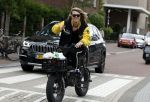 Amsterdam 24 juli 2023
Jordy Huisman van Kris Kroos Amsterdam op zijn electrische fiets