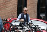 Amsterdam 16 juli 2023
Jort Kelder op de fiets in Amsterdam zuid.