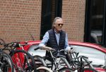 Amsterdam 16 juli 2023
Jort Kelder op de fiets in Amsterdam zuid.