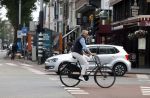 Amsterdam 16 juli 2023
Jort Kelder op de fiets in Amsterdam zuid.