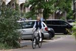 Amsterdam 16 juli 2023
Jort Kelder op de fiets in Amsterdam zuid.