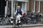 Amsterdam 16 juli 2023
Jort Kelder op de fiets in Amsterdam zuid.