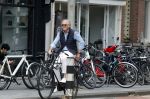 Amsterdam 16 juli 2023
Jort Kelder op de fiets in Amsterdam zuid.