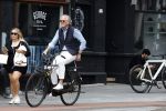 Amsterdam 16 juli 2023
Jort Kelder op de fiets in Amsterdam zuid.