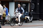 Amsterdam 16 juli 2023
Jort Kelder op de fiets in Amsterdam zuid.