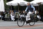 Amsterdam 16 juli 2023
Jort Kelder op de fiets in Amsterdam zuid.