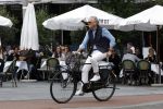 Amsterdam 16 juli 2023
Jort Kelder op de fiets in Amsterdam zuid.