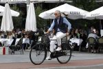 Amsterdam 16 juli 2023
Jort Kelder op de fiets in Amsterdam zuid.