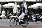 Amsterdam 16 juli 2023
Jort Kelder op de fiets in Amsterdam zuid.