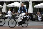Amsterdam 16 juli 2023
Jort Kelder op de fiets in Amsterdam zuid.