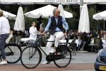 Amsterdam 16 juli 2023
Jort Kelder op de fiets in Amsterdam zuid.