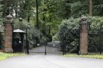 Lage Vuursche 28 juli 2023
Palijs Drakensteyn van prinss Beatrix . De poort is geschilderd en in de tuin staan hekken met donkee doeken voor privacy . Naast het landgoed is een stuk bouwgrond te koop.