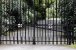 Lage Vuursche 28 juli 2023
Palijs Drakensteyn van prinss Beatrix . De poort is geschilderd en in de tuin staan hekken met donkee doeken voor privacy . Naast het landgoed is een stuk bouwgrond te koop.