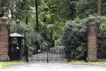 Lage Vuursche 28 juli 2023
Palijs Drakensteyn van prinss Beatrix . De poort is geschilderd en in de tuin staan hekken met donkee doeken voor privacy . Naast het landgoed is een stuk bouwgrond te koop.