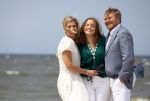 Den haag 30 juni 2023
Fotosessie op het strand Koning Willem Alexander, koningin Maxima en prinses Ariane, Prinses  Amalia en Prinses Alexia poseren tijdens de fotosessie op het strand met hond mambo.