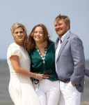 Den haag 30 juni 2023
Fotosessie op het strand Koning Willem Alexander, koningin Maxima en prinses Ariane, Prinses  Amalia en Prinses Alexia poseren tijdens de fotosessie op het strand met hond mambo.