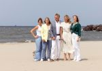 Den haag 30 juni 2023
Fotosessie op het strand Koning Willem Alexander, koningin Maxima en prinses Ariane, Prinses  Amalia en Prinses Alexia poseren tijdens de fotosessie op het strand met hond mambo.