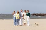 Den haag 30 juni 2023
Fotosessie op het strand Koning Willem Alexander, koningin Maxima en prinses Ariane, Prinses  Amalia en Prinses Alexia poseren tijdens de fotosessie op het strand met hond mambo.