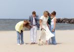 Den haag 30 juni 2023
Fotosessie op het strand Koning Willem Alexander, koningin Maxima en prinses Ariane, Prinses  Amalia en Prinses Alexia poseren tijdens de fotosessie op het strand met hond mambo.