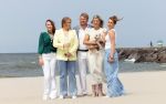 Den haag 30 juni 2023
Fotosessie op het strand Koning Willem Alexander, koningin Maxima en prinses Ariane, Prinses  Amalia en Prinses Alexia poseren tijdens de fotosessie op het strand met hond mambo.