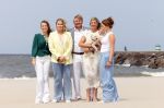 Den haag 30 juni 2023
Fotosessie op het strand Koning Willem Alexander, koningin Maxima en prinses Ariane, Prinses  Amalia en Prinses Alexia poseren tijdens de fotosessie op het strand met hond mambo.