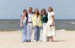 Den haag 30 juni 2023
Fotosessie op het strand Koning Willem Alexander, koningin Maxima en prinses Ariane, Prinses  Amalia en Prinses Alexia poseren tijdens de fotosessie op het strand met hond mambo.