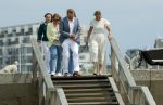 Den haag 30 juni 2023
Fotosessie op het strand Koning Willem Alexander, koningin Maxima en prinses Ariane, Prinses  Amalia en Prinses Alexia poseren tijdens de fotosessie op het strand met hond mambo.