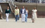 Den haag 30 juni 2023
Fotosessie op het strand Koning Willem Alexander, koningin Maxima en prinses Ariane, Prinses  Amalia en Prinses Alexia poseren tijdens de fotosessie op het strand met hond mambo.
