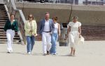 Den haag 30 juni 2023
Fotosessie op het strand Koning Willem Alexander, koningin Maxima en prinses Ariane, Prinses  Amalia en Prinses Alexia poseren tijdens de fotosessie op het strand met hond mambo.