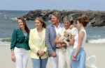 Den haag 30 juni 2023
Fotosessie op het strand Koning Willem Alexander, koningin Maxima en prinses Ariane, Prinses  Amalia en Prinses Alexia poseren tijdens de fotosessie op het strand met hond mambo.