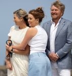 Den haag 30 juni 2023
Fotosessie op het strand Koning Willem Alexander, koningin Maxima en prinses Ariane, Prinses  Amalia en Prinses Alexia poseren tijdens de fotosessie op het strand met hond mambo.