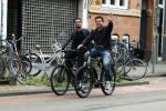 Amsterdam 28 juni 2023
Leco v Zadelhoff met zijn partner Carlos fietsend in Amsterdam zuid.