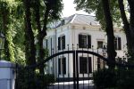 Huizen 7 8 en 9 juli 2023
De autos van Linda de Mol en Jeroen Rietbergen voor haar huis .
Linda viert haar verjaardag met vriendinnen in de tuin . Oa Susan Visser Mireille Bekooy Xenia Kasper en Lies Visschedijk waren aanwezig.