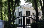 Huizen 7 8 en 9 juli 2023
De autos van Linda de Mol en Jeroen Rietbergen voor haar huis .
Linda viert haar verjaardag met vriendinnen in de tuin . Oa Susan Visser Mireille Bekooy Xenia Kasper en Lies Visschedijk waren aanwezig.