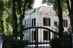 Huizen 7 8 en 9 juli 2023
De autos van Linda de Mol en Jeroen Rietbergen voor haar huis .
Linda viert haar verjaardag met vriendinnen in de tuin . Oa Susan Visser Mireille Bekooy Xenia Kasper en Lies Visschedijk waren aanwezig.